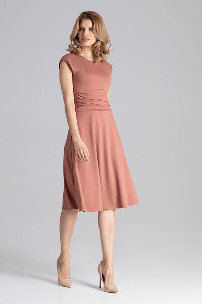 Rozkloszowana sukienka z pasem w talii w brązowym kolorze