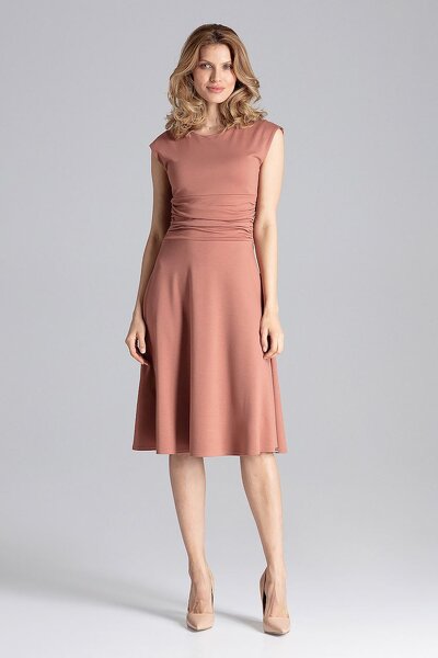 Rozkloszowana sukienka z pasem w talii w brązowym kolorze