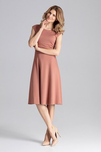 Rozkloszowana sukienka z pasem w talii w brązowym kolorze