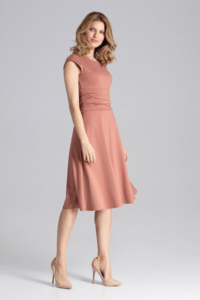 Rozkloszowana sukienka z pasem w talii w brązowym kolorze