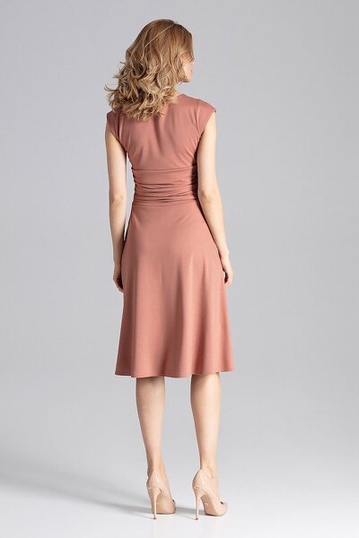 Rozkloszowana sukienka z pasem w talii w brązowym kolorze