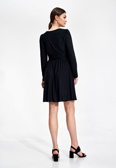 Rozkloszowana czarna sukienka z drapowaniem w talii