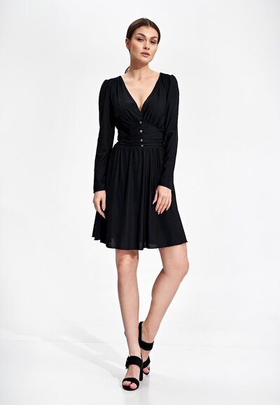 Rozkloszowana czarna sukienka z drapowaniem w talii