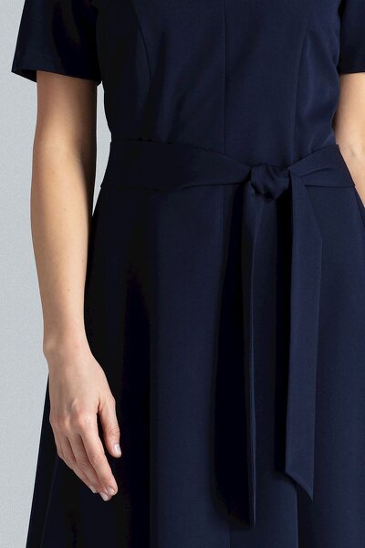 Granatowa sukienka z krótkim rękawem i paskiem