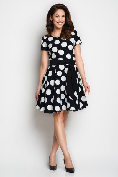 Rozkloszowana granatowa sukienka w białe grochy