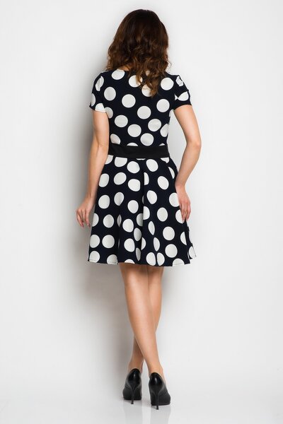 Rozkloszowana granatowa sukienka w białe grochy