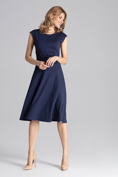 Rozkloszowana sukienka z pasem w talii w granatowym kolorze