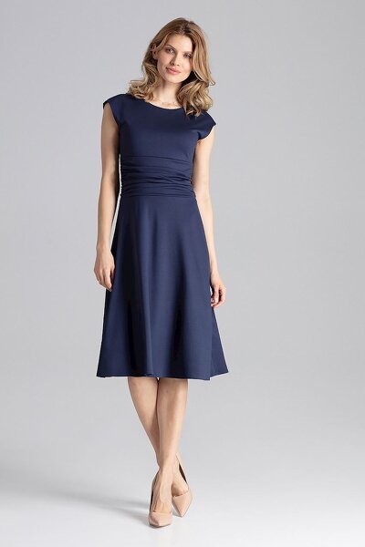 Rozkloszowana sukienka z pasem w talii w granatowym kolorze