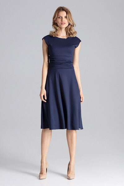 Rozkloszowana sukienka z pasem w talii w granatowym kolorze