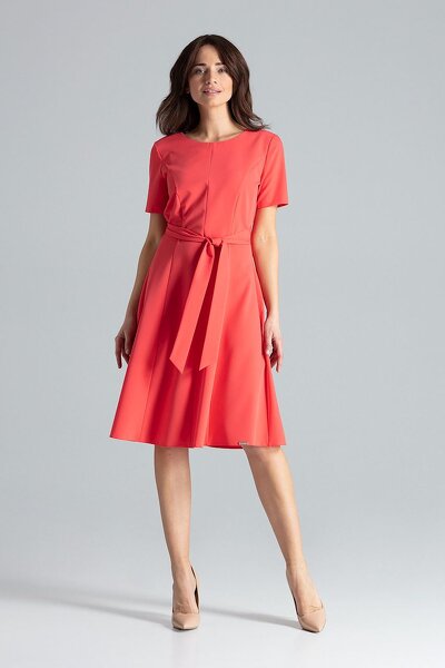 Koralowa sukienka z krótkim rękawem i paskiem