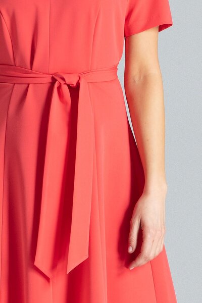 Koralowa sukienka z krótkim rękawem i paskiem