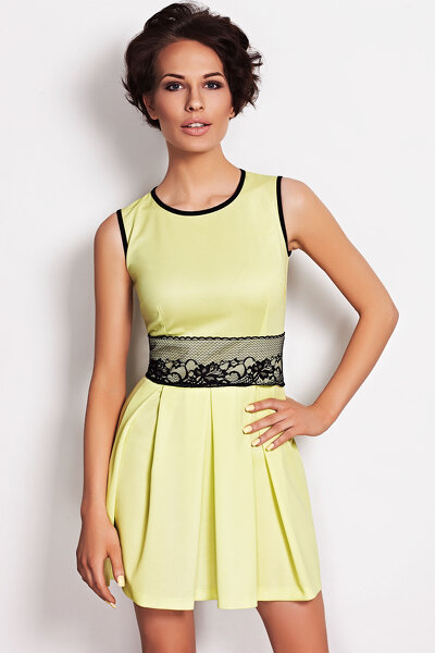 Żółta sukienka mini ozdobiona pasem z koronki