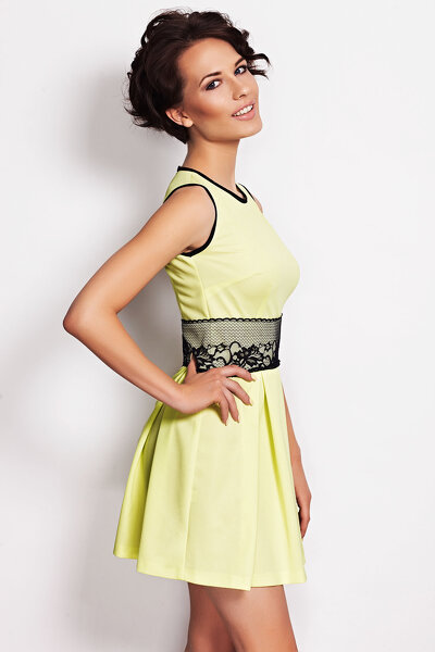 Żółta sukienka mini ozdobiona pasem z koronki