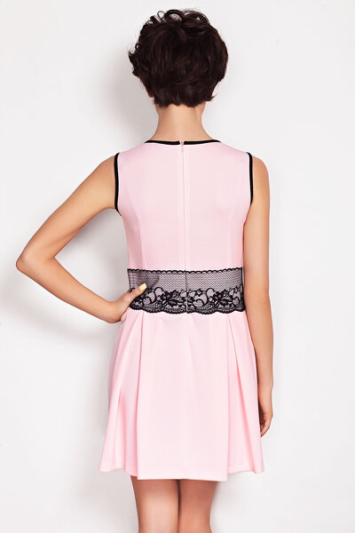 Różowa sukienka mini ozdobiona pasem z koronki
