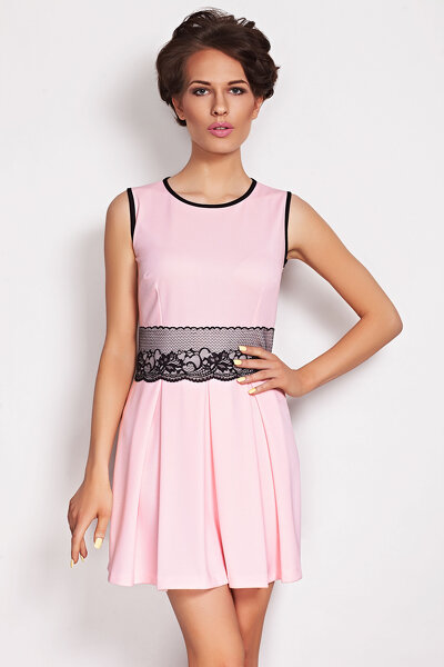 Różowa sukienka mini ozdobiona pasem z koronki