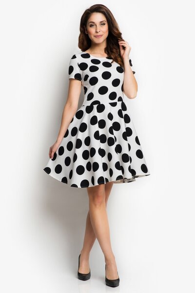 Rozkloszowana sukienka ecru w czarne grochy