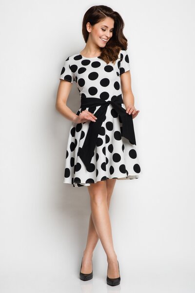 Rozkloszowana sukienka ecru w czarne grochy