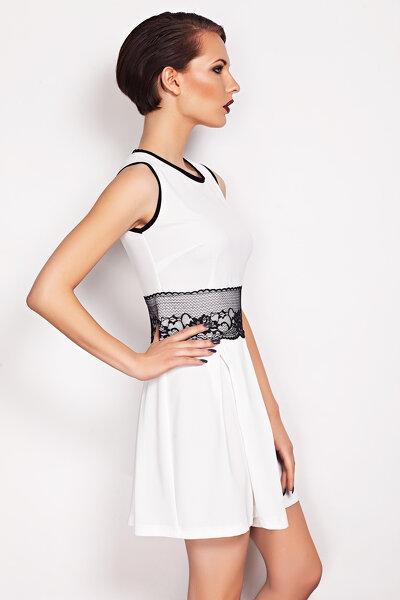 Biała sukienka mini ozdobiona pasem z koronki