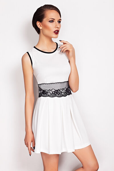Biała sukienka mini ozdobiona pasem z koronki