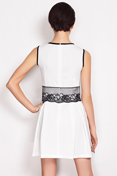 Biała sukienka mini ozdobiona pasem z koronki