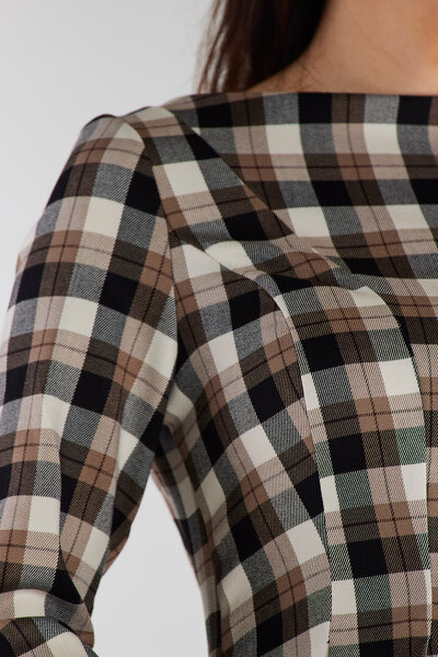 Rozkloszowana sukienka midi w kratkę