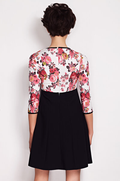 Kwiecisto-czarna sukienka odcinana pod biustem