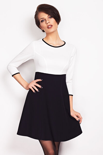 Biała-czarna sukienka odcinana pod biustem