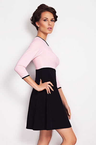 Pudrowo-czarna sukienka odcinana pod biustem