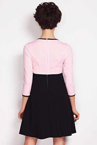 Pudrowo-czarna sukienka odcinana pod biustem