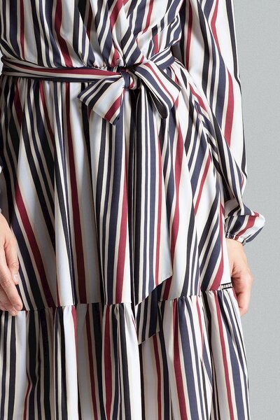 Rozkloszowana sukienka w podłużne kolorowe paski