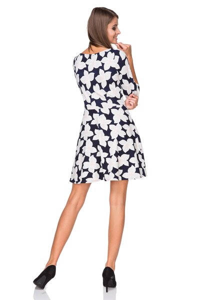 Rozkloszowana sukienka w białe kwiaty