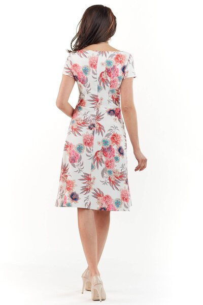 Rozkloszowana sukienka w fuksję odcinana w talii