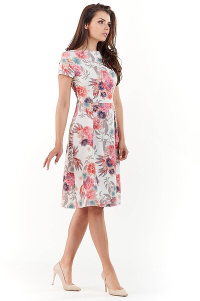 Rozkloszowana sukienka w fuksję odcinana w talii