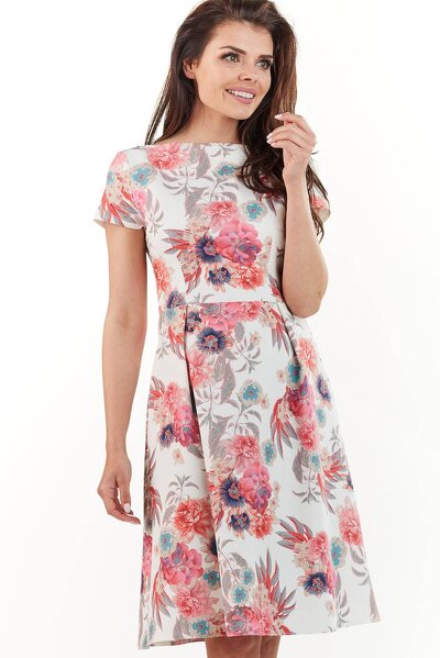 Rozkloszowana sukienka w fuksję odcinana w talii