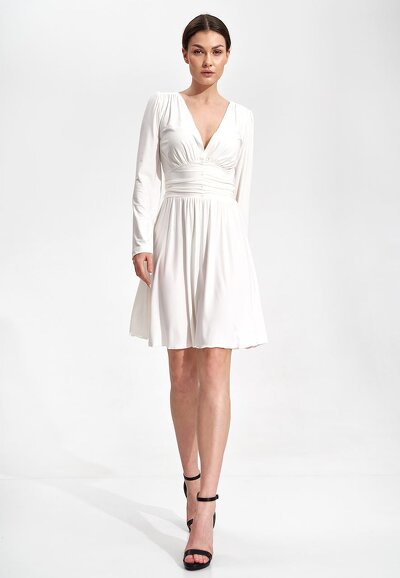 Rozkloszowana sukienka w kolorze ecru z drapowaniem w talii