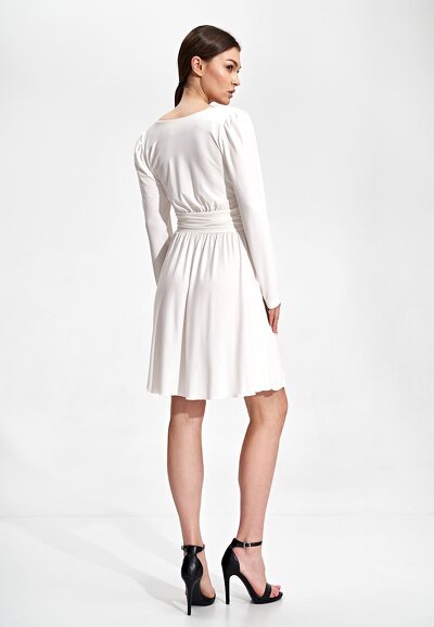 Rozkloszowana sukienka w kolorze ecru z drapowaniem w talii