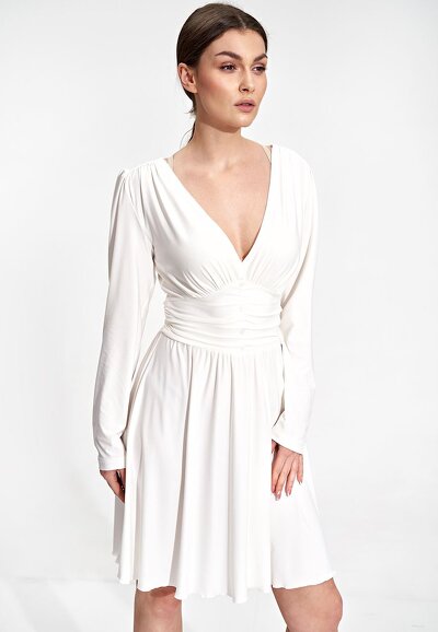 Rozkloszowana sukienka w kolorze ecru z drapowaniem w talii