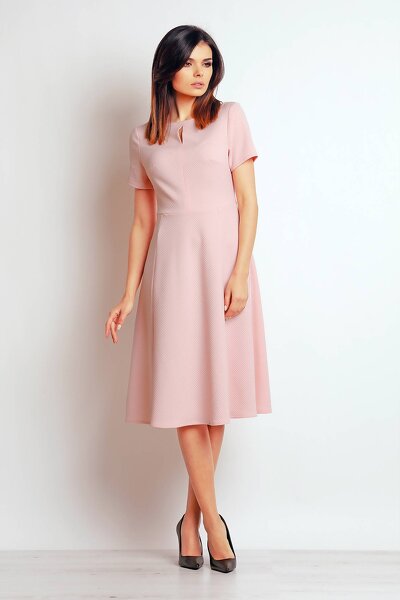 Rozkloszowana sukienka w kolorze pudrowego różu z łezką w dekolcie