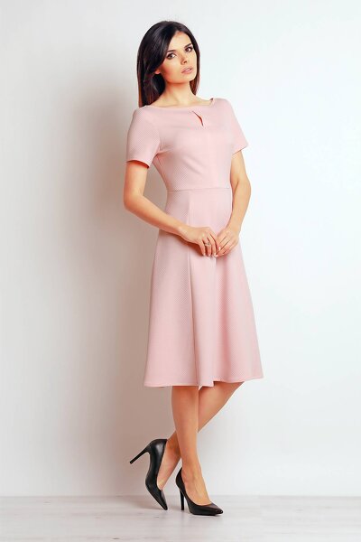 Rozkloszowana sukienka w kolorze pudrowego różu z łezką w dekolcie