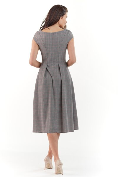 Rozkloszowana sukienka w kratkę o długości 7/8