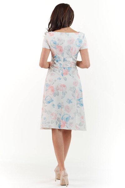 Rozkloszowana sukienka w pastelowe kwiaty