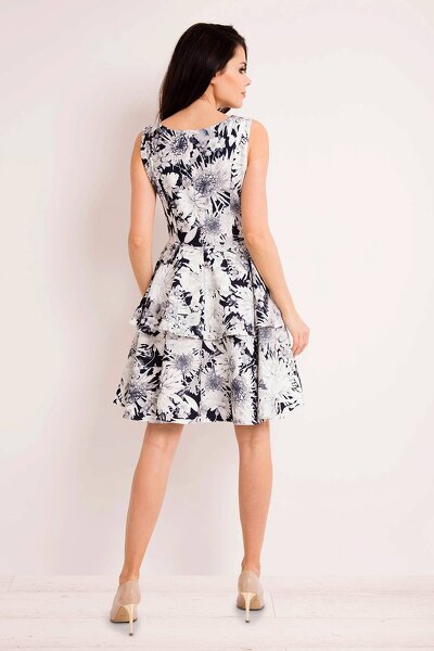 Rozkloszowana sukienka z falbanami w granatowe kwiaty