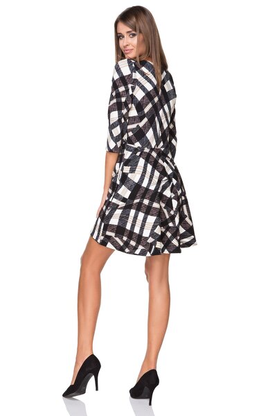 Rozkloszowana sukienka z wzorzystego materiału w mozaikę