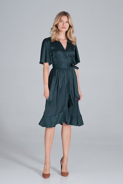 Rozkloszowana zielona sukienka o luźnym fasonie  z satyny