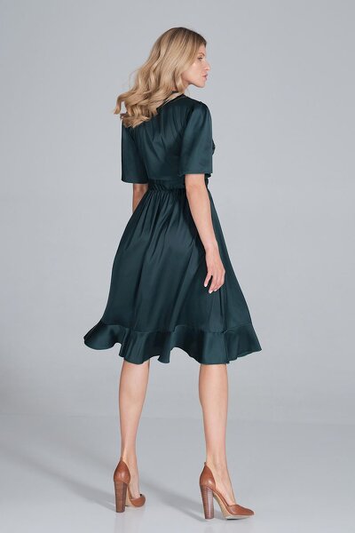 Rozkloszowana zielona sukienka o luźnym fasonie  z satyny