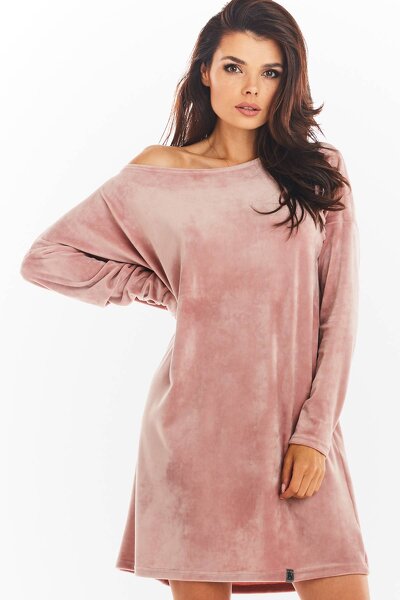Różowa sukienka o luźnym fasonie wykonana z weluru