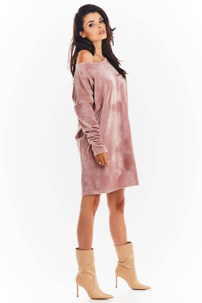Różowa sukienka o luźnym fasonie wykonana z weluru