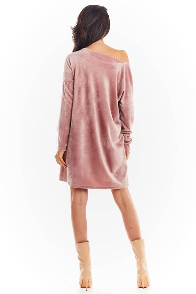 Różowa sukienka o luźnym fasonie wykonana z weluru