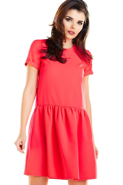 Różowa sukienka odcinana w pasie o długości mini