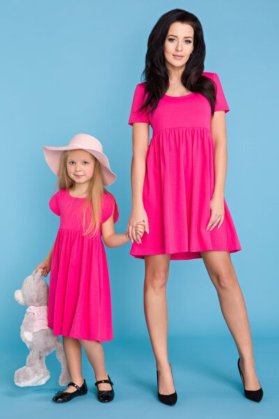 Różowa sukienka odcinana pod biustem